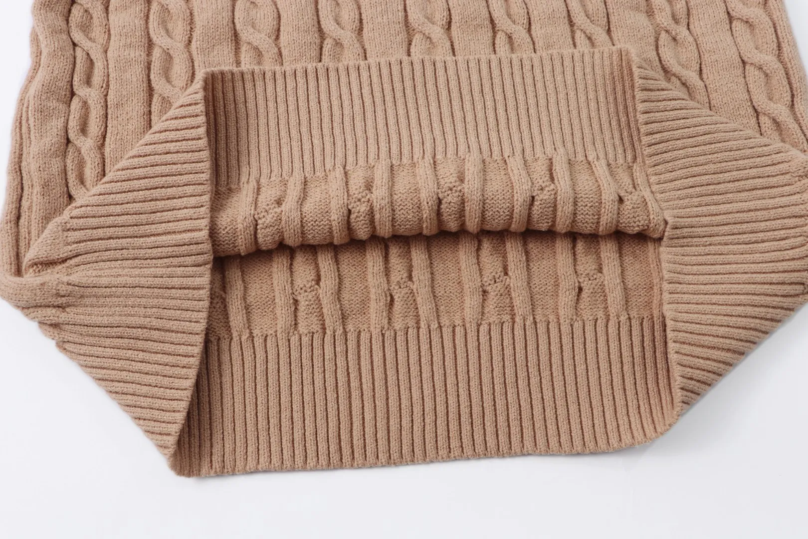 P210 [Ralph Lauren round neck solid color pony embroidery logo twist knitted sweater] ✅Ralph Lauren classic basic versatile knitted pullover crew neck sweater for men and women ✅Main supplier platform live broadcast Wholesale entity Replenish when out of stock will not be removed from the shelves ✅ZP quality 1:1 pattern making Scan the code to enter the GF website Counter quality ✅Detailed quality is the only one in Guangzhou Imported quality cotton yarn Focus on high-end cost-effective Good quality Needless to say ✅The version is restored to the original version. The maximum size can be worn up to 1105 pounds. Loose, comfortable and stress-free. ✅The upper body is simple and easy to match. A must-have for ootd. Good-looking clothes are never picky. A must-have in couples’ wardrobes. Size: S-XL. Color: black, white, gray, royal blue, pink, sky blue, khaki.